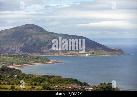 Blick über Whiting Bay und Holy Island von den Giants Graves auf der Insel Arran, Schottland Stockfoto