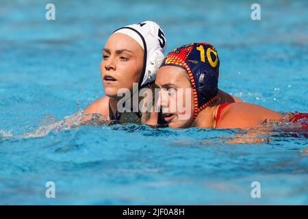 BUDAPEST, UNGARN - 28. JUNI: AVA Elizabeth Johnson von den Vereinigten Staaten und Paula Camus von Spanien während der FINA World Championships Budapest 2022 Quarter final match USA gegen Spanien am 28. Juni 2022 in Budapest, Ungarn (Foto: Albert ten Hove/Orange Picters) Stockfoto