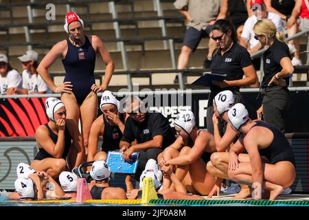 BUDAPEST, UNGARN - 28. JUNI: Cheftrainer Adam Krikorian aus den Vereinigten Staaten, Ashleigh Johnson aus den Vereinigten Staaten, Maddie Musselman aus den Vereinigten Staaten, Tara Prentice aus den Vereinigten Staaten, Rachel Fattal aus den Vereinigten Staaten, Ava Elizabeth Johnson aus den Vereinigten Staaten, Margaret Steffens aus den Vereinigten Staaten, Stephania Haralabidis aus den Vereinigten Staaten, Ryann Neuschul aus den Vereinigten Staaten, Denise Mammolito aus den Vereinigten Staaten, Kaleigh Gilchrist aus den Vereinigten Staaten, Bayley Weber aus den Vereinigten Staaten, Jordan Raney aus den Vereinigten Staaten und Amanda Longan aus den Vereinigten Staaten während der FINA World Championships Budapest 2022 Quarter Final Match USA V Sp Stockfoto