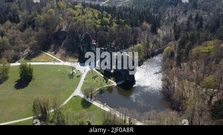 Eine Luftaufnahme der Externsteine Sandsteinformation, umgeben von Grün und einem Fluss auf der rechten Seite Stockfoto