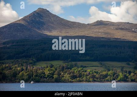 Der corbett Goatfell auf der Isle of Arran von der Fähre aus gesehen, die Brodick Harbour, Schottland verlässt Stockfoto