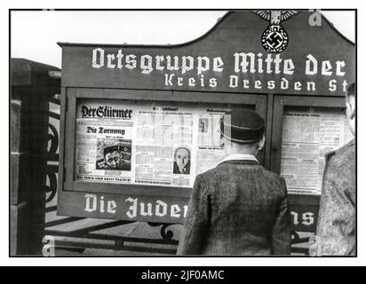 1930s der Sturmer virulente antisemitische Nazi-Propagandazeitung in einer Dorfnachrichten-Vitrine, die Zeitung im Besitz und produziert von Julius Streicher, einem Adolf-Hitler-Anhänger enthusiastischen Mitglied der Nazi-Partei und einem leidenschaftlichen antisemiten, wurde daraufhin in Nürnberg wegen Kriegsverbrechen hingerichtet Stockfoto