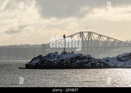 Downing Point in Dalgety Bay mit der Forth Bridge im Hintergrund, Fife, Schottland Stockfoto