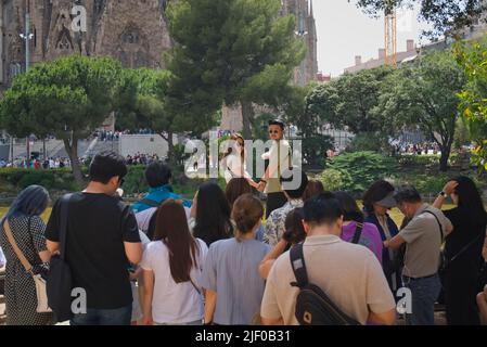 Barcelona, Spanien - 2. 2022. Juni: Touristen versammeln sich im Park der Sagrada Familia und warten darauf, von einem bestimmten Ort aus Fotos zu machen Stockfoto