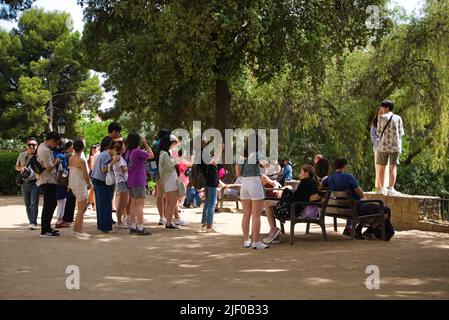 Barcelona, Spanien - 2. 2022. Juni: Touristen warten und stehen im Park der Sagrada Familia an, um von einem Ort aus Fotos zu machen Stockfoto