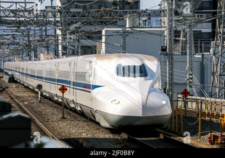 Japanischer shinkansen-Hochgeschwindigkeitszug, der im Bahnhof von Osaka in Japan steht Stockfoto