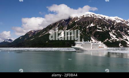 Segelschiff in der Desenchantment Bay in der Nähe des Hubbard Glacier Alaska USA Stockfoto