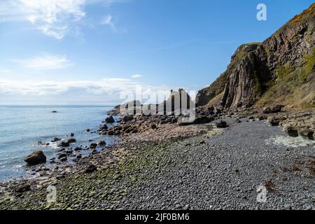 Ein Kiesstrand zwischen den Abschnitten der Kette auf der Earlsferry Elie-Kette gehen. Stockfoto