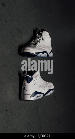 Eine vertikale Aufnahme der Nike Air Jordan 6 Retro Schuhe auf schwarzem Hintergrund Stockfoto