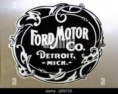 Altes abgenutztes schwarz-weißes staubigtes erstes Werbeschild. Ford Motor ist ein US-amerikanischer multinationaler Automobilhersteller. Erstes Logo 1903 - 1907 Stockfoto