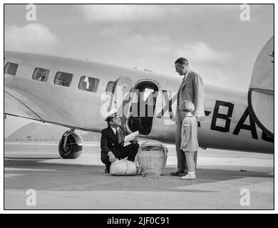 Werksquarantäne-Flughafeninspektor, der Gepäck untersucht, das mit dem Flugzeug aus Mexiko in die Vereinigten Staaten gebracht wurde. Glendale California 1937 Fotografin Dorothea lange, Farm Security Administration Vereinigte Staaten--Kalifornien--Los Angeles County--Glendale Plant Quarantines--Kalifornien Stockfoto