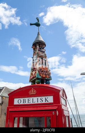 Alan Faulds Kunstwerk „The Largo Obelisk“ auf einer alten roten Telefonbox in Lower Largo, Fife, Schottland Stockfoto