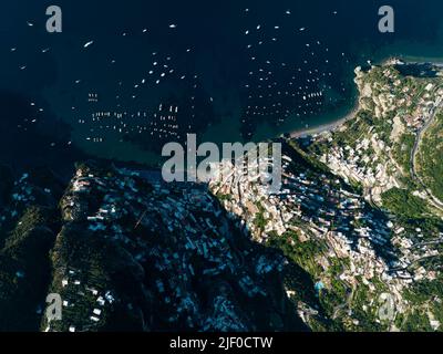 Blick von oben, atemberaubende Luftaufnahme des Dorfes Positano. Positano ist eine Stadt und Gemeinde an der Amalfiküste in der Provinz Salerno. Stockfoto