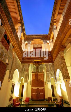 Marokko Fez. Das Interieur eines luxuriösen Riad Hotels Stockfoto