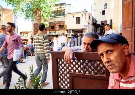 Marokko Fez. Der belebte Platz im Souk von Seffarine Stockfoto