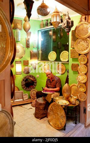 Marokko Fez. Handwerker in seiner Werkstatt in der Medina Stockfoto