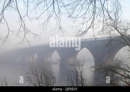 Ein nebliger Tag in Perth an der Smeaton's Bridge, Schottland Stockfoto