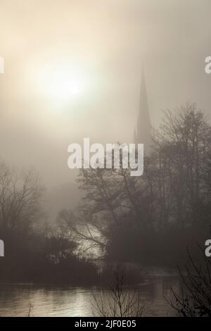 St Matthew's Church und The River Tay, Perth, Schottland, an einem nebligen Tag Stockfoto