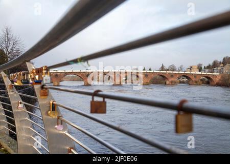 Vorhängeschlösser auf Eisenbahnschienen vor dem Fluss Tay, Perth, Schottland Stockfoto