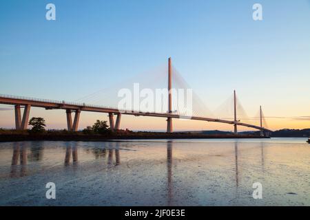 Die Queensferry Überqueren Sie die neue Brücke über den Firth of Forth, der bei Sonnenaufgang golden wird, Edinburgh, Schottland. Stockfoto