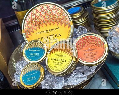 KAVIAR RUSSISCHE SORTEN ZUM VERKAUF DISPLAY Fortnum & Mason Food Hall mit Kabinett-Display von Fortnums gebrandeten Kaviar Sorten Beluga Oscietra Sevruga.. Stockfoto