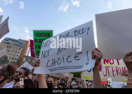 Eine Menge von Demonstranten, die Pappschilder hielten, nachdem der Oberste Gerichtshof Roe v. Wade gestricht hatte Stockfoto