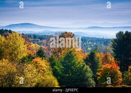 Ein Morgennebel über sanften Hügeln und grünen Bergen im Osten von Vermont. Stockfoto