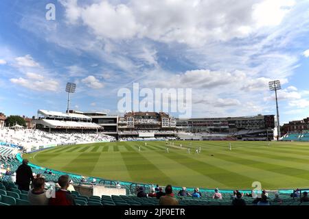 LONDON, GROSSBRITANNIEN. JUN 28. Eine allgemeine Spielansicht während des LV= County Championship Division 1-Spiels zwischen Surrey und Kent am Dienstag, dem 28.. Juni 2022 im Kia, Oval, London. (Kredit: Robert Smith | MI News) Kredit: MI Nachrichten & Sport /Alamy Live News Stockfoto