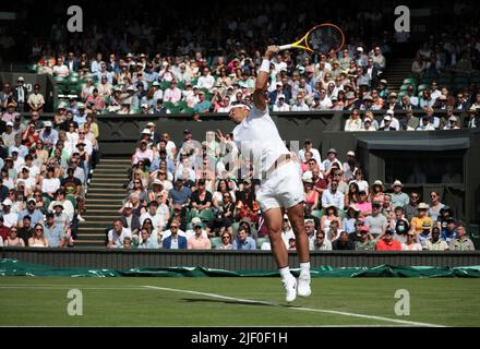London, Großbritannien. 28.. Juni 2022. Der Spanier Rafael Nadal in Aktion in seinem ersten Spiel gegen den Argentinier Francisco Cerundolo am zweiten Tag der Wimbledon-Meisterschaften 2022 in London am 28. Juni 2022. Foto von Hugo Philpott/UPI Credit: UPI/Alamy Live News Stockfoto