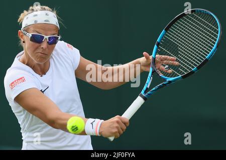 Die Belgierin Kirsten Flipkens, die am Dienstag, den 28. Juni 2022, beim Grand-Slam-Tennisturnier von Wimbledon im All England Tennis Club im Südwesten Londons, Großbritannien, während eines ersten Rundenspiels im Damen-Einzelturnier zwischen der Belgierin Flipkens (WTA190) und der Australierin Fourlis (WTA150) im Rahmen des Wimbledon-Grand-Slam-Turniers 2022 BELGA FOTO BENOIT DOPPAGNE Stockfoto