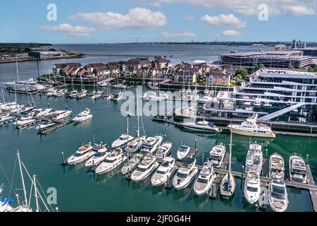 Ocean Village Southampton einzigartige erhöhte Aussicht von Admirals Quay Penthouse, Luxus-Yachthafen und Yachten auf die Isle of White Admirals Quay Hampshire UK Stockfoto