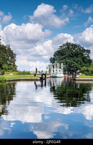 Bootstour Urlaub Kreuzfahrt Urlaub River Wey Lock manuelle Verriegelung Sommer, mit Kabine Cruiser verlassen Papercourt Lock Kreuzfahrt stromaufwärts River Wey Surrey Stockfoto