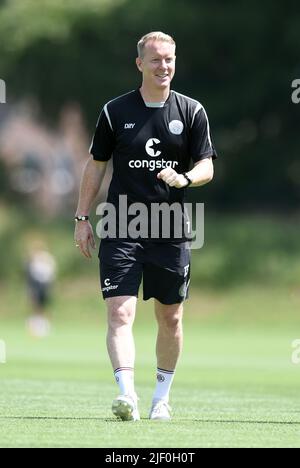 Hamburg, Deutschland. 28.. Juni 2022. Fußball, 2. Bundesliga, FC St. Pauli, Fotosession für die Saison 2022/23: Timo Schultz, Cheftrainer des FC St. Pauli, auf dem Trainingsplatz. Quelle: Michael Schwartz/dpa/Alamy Live News Stockfoto