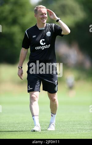 Hamburg, Deutschland. 28.. Juni 2022. Fußball, 2. Bundesliga, FC St. Pauli, Fotosession für die Saison 2022/23: Timo Schultz, Cheftrainer des FC St. Pauli, auf dem Trainingsplatz. Quelle: Michael Schwartz/dpa/Alamy Live News Stockfoto