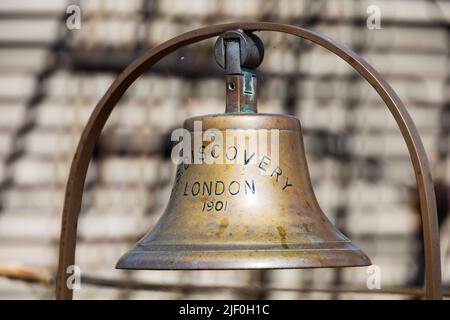 Ships Bell, Royal Research Ship RRS Discovery. Antarktisschiff, das von Scott und Shackleton verwendet wird. Discovery Point, Dundee, Angus, Schottland Stockfoto