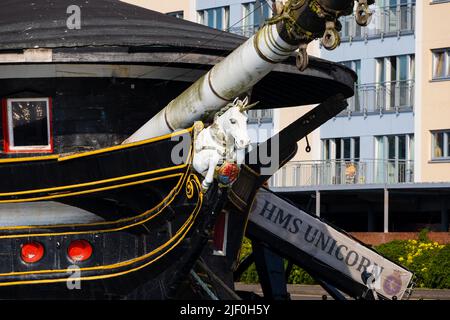 Fregatte HMS Unicorn mit Anlegesteg in Victoria Dock, Dundee, Angus, Schottland. Scotlands ältestes Schiff und jetzt Museum. Stockfoto