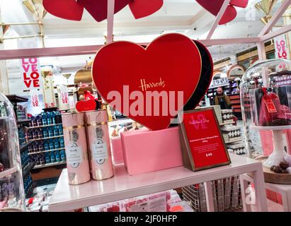 Valentinstag „Love Display“ mit verschiedenen romantischen Geschenken im Harrods Department Store Knightsbridge London UK Stockfoto