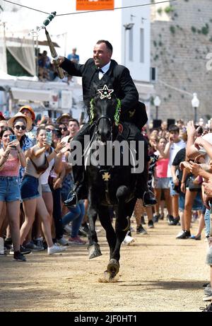 Feierlichkeiten von Sant Joan in Ciutadella, Menorca. Die Pferde laufen durch die Stadt, steigen unter den Menschen und laufen auf der Promenade des Hafens. Stockfoto