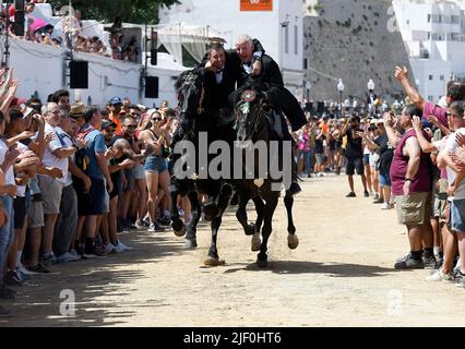 Feierlichkeiten von Sant Joan in Ciutadella, Menorca. Die Pferde laufen durch die Stadt, steigen unter den Menschen und laufen auf der Promenade des Hafens. Stockfoto