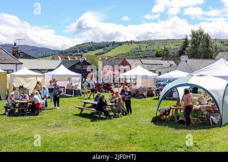 Kunsthandwerksmarkt und Stände auf dem Dorfgrün in Drumnadrochit in der Nähe von Loch Ness, wo Einheimische einmal im Monat handgefertigte Souvenirs verkaufen, Schottland, Großbritannien Stockfoto