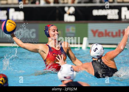 BUDAPEST, UNGARN - 28. JUNI: Beatriz Ortiz aus Spanien und Ava Elizabeth Johnson aus den Vereinigten Staaten während der Finalspiele der FINA World Championships Budapest 2022 Quarter Final Match USA gegen Spanien am 28. Juni 2022 in Budapest, Ungarn (Foto: Albert ten Hove/Orange Picts) Stockfoto