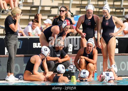 BUDAPEST, UNGARN - 28. JUNI: Cheftrainer Adam Krikorian aus den Vereinigten Staaten, Ashleigh Johnson aus den Vereinigten Staaten, Maddie Musselman aus den Vereinigten Staaten, Tara Prentice aus den Vereinigten Staaten, Rachel Fattal aus den Vereinigten Staaten, Ava Elizabeth Johnson aus den Vereinigten Staaten, Margaret Steffens aus den Vereinigten Staaten, Stephania Haralabidis aus den Vereinigten Staaten, Ryann Neuschul aus den Vereinigten Staaten, Denise Mammolito aus den Vereinigten Staaten, Kaleigh Gilchrist aus den Vereinigten Staaten, Bayley Weber aus den Vereinigten Staaten, Jordan Raney aus den Vereinigten Staaten und Amanda Longan aus den Vereinigten Staaten während der FINA World Championships Budapest 2022 Quarter Final Match USA V Sp Stockfoto