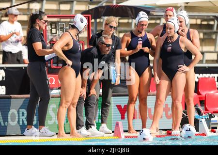 BUDAPEST, UNGARN - 28. JUNI: Cheftrainer Adam Krikorian aus den Vereinigten Staaten, Ashleigh Johnson aus den Vereinigten Staaten, Maddie Musselman aus den Vereinigten Staaten, Tara Prentice aus den Vereinigten Staaten, Rachel Fattal aus den Vereinigten Staaten, Ava Elizabeth Johnson aus den Vereinigten Staaten, Margaret Steffens aus den Vereinigten Staaten, Stephania Haralabidis aus den Vereinigten Staaten, Ryann Neuschul aus den Vereinigten Staaten, Denise Mammolito aus den Vereinigten Staaten, Kaleigh Gilchrist aus den Vereinigten Staaten, Bayley Weber aus den Vereinigten Staaten, Jordan Raney aus den Vereinigten Staaten und Amanda Longan aus den Vereinigten Staaten während der FINA World Championships Budapest 2022 Quarter Final Match USA V Sp Stockfoto