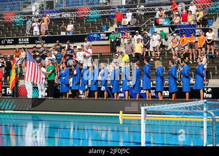 BUDAPEST, UNGARN - 28. JUNI: Ashleigh Johnson aus den Vereinigten Staaten, Maddie Musselman aus den Vereinigten Staaten, Tara Prentice aus den Vereinigten Staaten, Rachel Fattal aus den Vereinigten Staaten, Ava Elizabeth Johnson aus den Vereinigten Staaten, Margaret Steffens aus den Vereinigten Staaten, Stephania Haralabidis aus den Vereinigten Staaten, Ryann Neushul aus den Vereinigten Staaten, Denise Mammolito aus den Vereinigten Staaten, Kaleigh Gilchrist aus den Vereinigten Staaten, Bayley Weber aus den Vereinigten Staaten, Jordan Raney aus den Vereinigten Staaten und Amanda Longan aus den Vereinigten Staaten während der FINA World Championships Budapest 2022 Quarter final match USA gegen Spanien am 28. Juni 2022 in Budapest, Ungarn (P Stockfoto