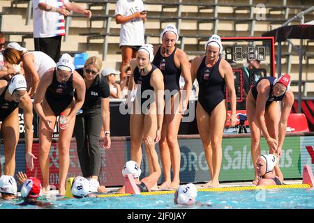 BUDAPEST, UNGARN - 28. JUNI: Cheftrainer Adam Krikorian aus den Vereinigten Staaten, Ashleigh Johnson aus den Vereinigten Staaten, Maddie Musselman aus den Vereinigten Staaten, Tara Prentice aus den Vereinigten Staaten, Rachel Fattal aus den Vereinigten Staaten, Ava Elizabeth Johnson aus den Vereinigten Staaten, Margaret Steffens aus den Vereinigten Staaten, Stephania Haralabidis aus den Vereinigten Staaten, Ryann Neuschul aus den Vereinigten Staaten, Denise Mammolito aus den Vereinigten Staaten, Kaleigh Gilchrist aus den Vereinigten Staaten, Bayley Weber aus den Vereinigten Staaten, Jordan Raney aus den Vereinigten Staaten und Amanda Longan aus den Vereinigten Staaten während der FINA World Championships Budapest 2022 Quarter Final Match USA V Sp Stockfoto