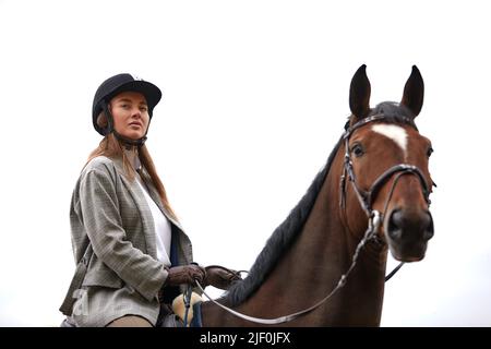 Cowgirl in einem Cowboyhut reitet ein Pferd auf dem Hintergrund des Waldes. Bewegungsunschärfe-Effekt. Stockfoto