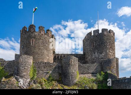 Massive Steinmauern umgeben das historische Conwy Castle in Nordwales Stockfoto