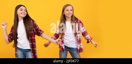 Girl friends. Portrait of children friends. express positive Emotionen. Freundschaft. Fröhliche Kinder Spaß haben. Casual teen Kinder Freunde horizontal Stockfoto