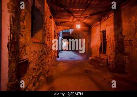 Dunkle Straße (Rue Obscure) in villefranche sur mer an der französischen riviera Stockfoto