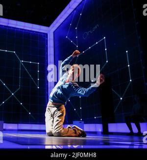 Astro Boy: Luke Treadaway (Christopher Boone) in THE CURIOUS INCIDENT OF THE DOG IN THE NIGHT-TIME von Simon Stephens im Apollo Theatre, London W1 12/03/2013 eine Produktion des National Theatre nach dem Roman von Mark Haddon Design: Bunny Christie Beleuchtung: Paule Constable Videodesign: Finn Ross Regie: Marianne Elliott Stockfoto